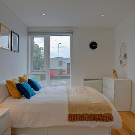 Lovely 2-Bed Apartment In Manchester With Parking Extérieur photo