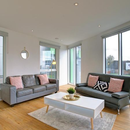 Lovely 2-Bed Apartment In Manchester With Parking Extérieur photo