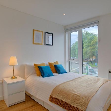 Lovely 2-Bed Apartment In Manchester With Parking Extérieur photo