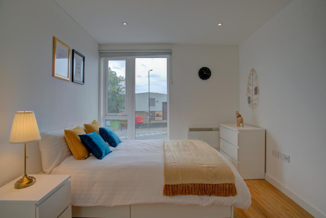 Lovely 2-Bed Apartment In Manchester With Parking Extérieur photo