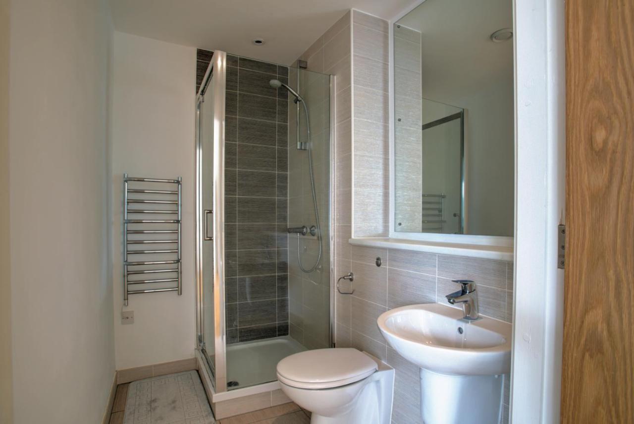 Lovely 2-Bed Apartment In Manchester With Parking Extérieur photo